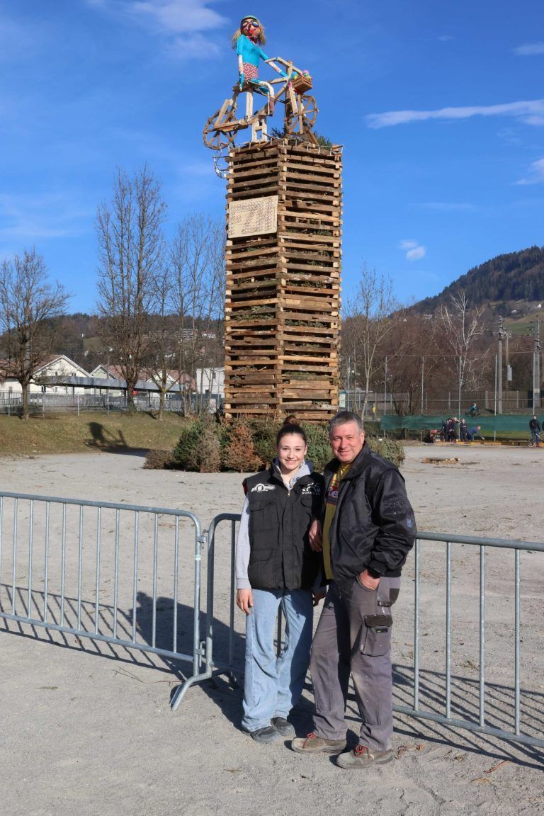 Ein lauter Knall vertrieb den Winter: Zunftobmann Bernd Schwendinger und Tochter Lina posieren stolz vor dem Meisterwerk.