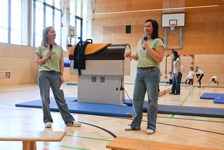 Eigenes Voltigier-Zuhause für den VRC St. Leonhard: Die Trainerinnen Eva Hämmerle und Nina Wachter geben interessante Einblicke.