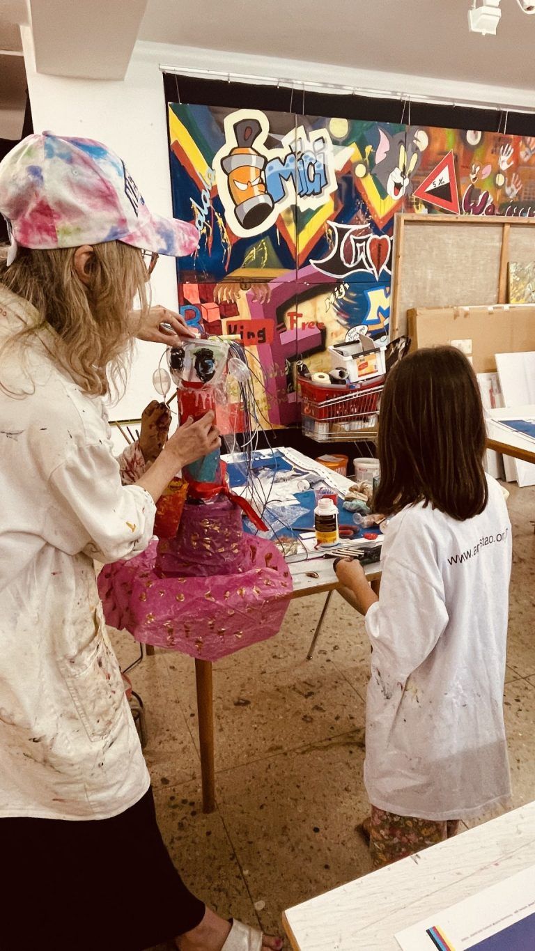 Malgrund Satteins: Mit wehenden Fahnen ins Jubiläumsjahr!: Im Upcycling-Kurs mit Michelle Steiner konnten Kinder ihre Kreativität ausleben.