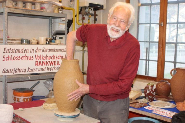 Kreatives Schulprojekt: Kunst trifft Geschichte: Künstler Werner Sonderegger stellte mit den Schülern neue Kunstwerke her.