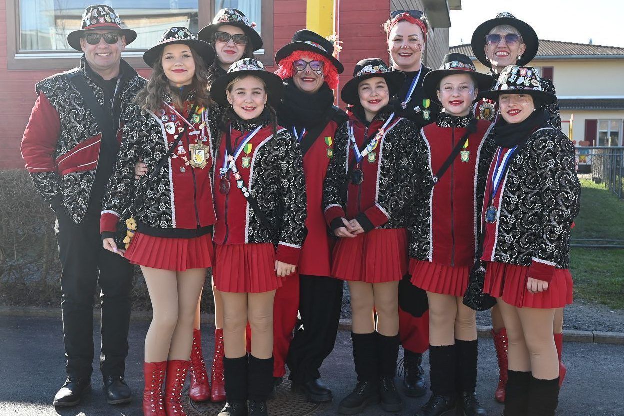 Volksschüler lassen es im Fasching krachen: Die Rhin-Zigünar freuten sich über den herzlichen Empfang der Volksschüler.