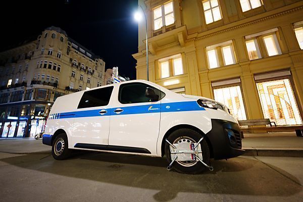 Mann nach Fahrt gegen Pestsäule in Justizanstalt gebracht