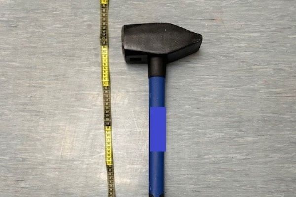 Hammer-Angriff auf Polizeiwagen in Wien-Mariahilf