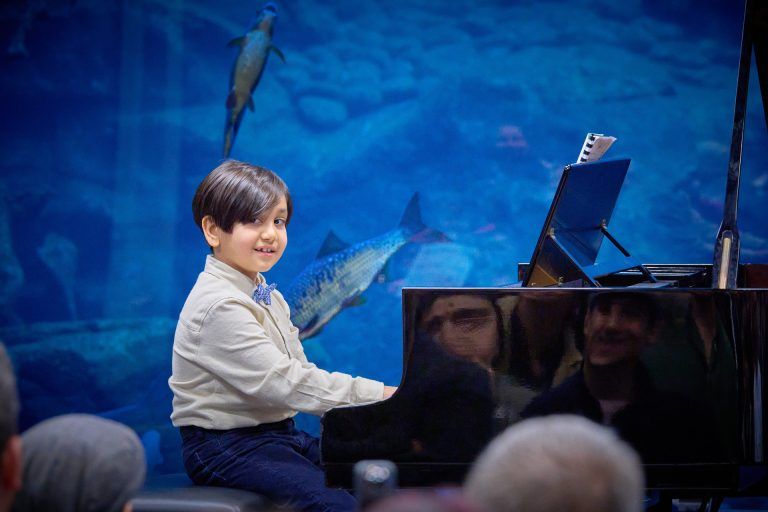 Klavierkonzert im Alpenzoo: Der junge Pianist Batuhan von der Rheintalischen Musikschule verzauberte das Publikum (Quelle: Musikschule Lustenau)