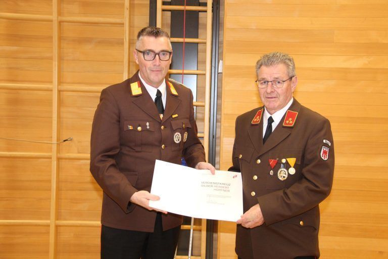 Verleihung Verdienstkreuz in Silber: Ehrenkommandant Herbert Hopfner mit Abschnittsbrandinspektor Markus Nenning (li.) - 98. Generalversammlung Feuerwehr Buch
