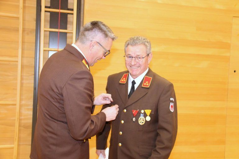 Ehrenkommandant Herbert Hopfner erhielt für seine umfangreichen Verdienste rund um die Feuerwehr Buch das silberne Verdienstkreuz des Landesfeuerwehrverbandes. - 98. Generalversammlung Feuerwehr Buch