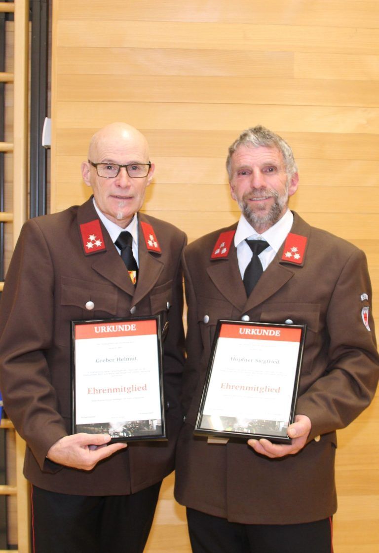 Mit den ehemaligen Kassieren Helmut Greber jun. (li.) und Siegfried Hopfner hat die Bucher Wehr zwei neue Ehrenmitglieder. - 98. Generalversammlung Feuerwehr Buch