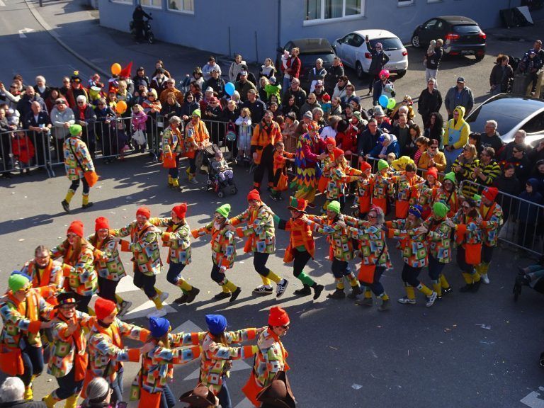 Die Zuschauer zeigten sich beeindruckt von den Choreografien. - Närrischer Ausnahmezustand in Dornbirn - Dornbirner Faschingsumzug