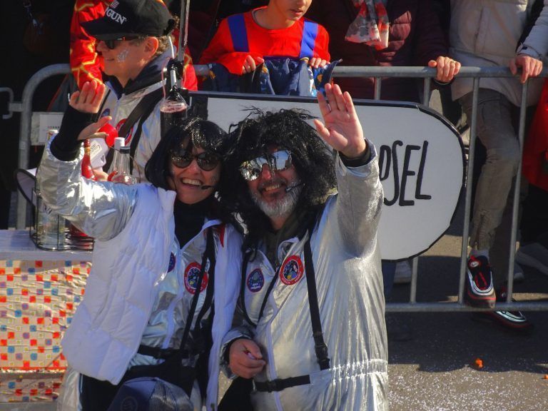Alexandra und Robby genossen mit ihrer Fasnatgruppe einen ausgelassenen Faschingssonntag. - Närrischer Ausnahmezustand in Dornbirn - Dornbirner Faschingsumzug