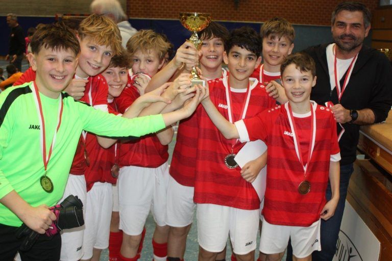 BG Feldkirch krönt sich zum Futsal-Champion: SMS Rankweil mit Trainer Markus Lins wurde sensationell Dritter. SMS Nenzing mit Landesreferent Christoph Neyer, Sparkassen Marketing Mitarbeiterin und Trainer Frederik Koch wurden Vizechampion. (Bildergalerie)