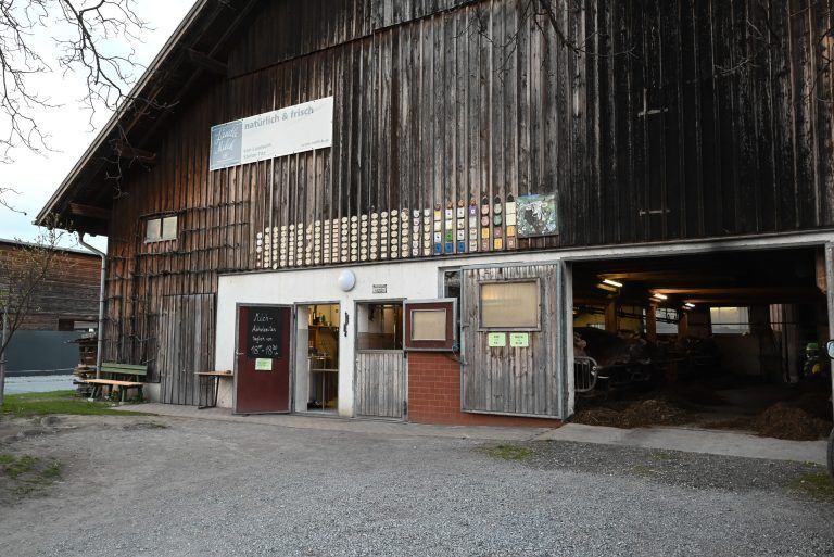 Idyllischer Milchverkauf am Wiißtännilehof: Inmitten des Verkehrsgewusels an der Hofsteigstraße steht der Wiißtännilehof der Familie Fitz.
