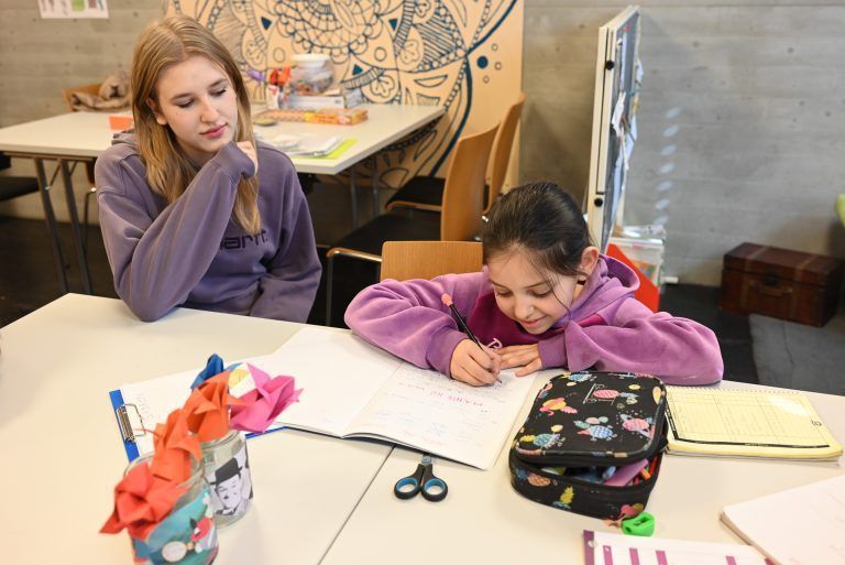 Dreimal in der Woche unterstützen ehrenamtliche Helfer im Caritas Lerncafé, Kinder bei den Hausaufgaben und beim Lernen. 