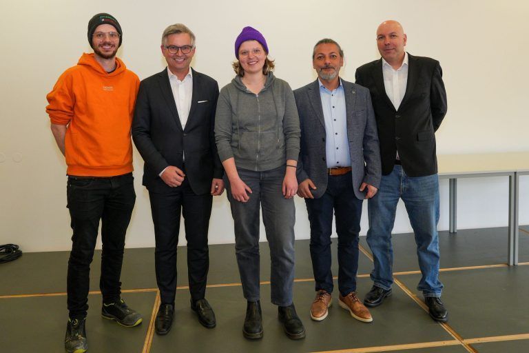 Tischlerlehrling Bas Berthold, EU-Kommissar Magnus Brunner, Julia Neubert (Juniorbotschafterin der LBSD1), Lehrer Ergün Damar, Christoph Rinderer (Seniorbotschafter der LBS Dornbirn 1). Bildrechte: Land Vorarlberg
