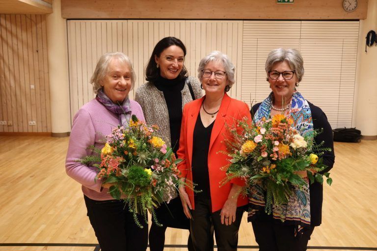 Führungswechsel bei der Feuerwehr Klaus: Erika Humpeler, Fahnenpatin Sandra Ender-Lercher, Ulrike Broger, Gerda Berchtel.