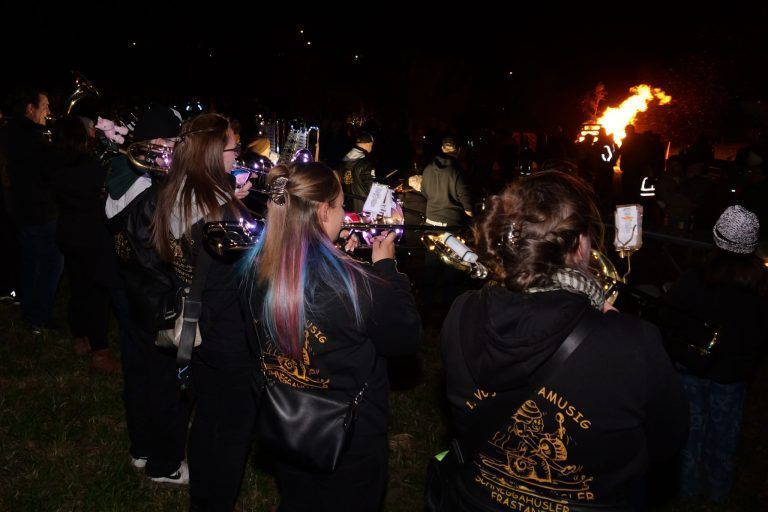 Frastafedner Funken mit Fortsetzung: Mit heißen Rhythmen heizte die Guggamusik-Kapelle ein.