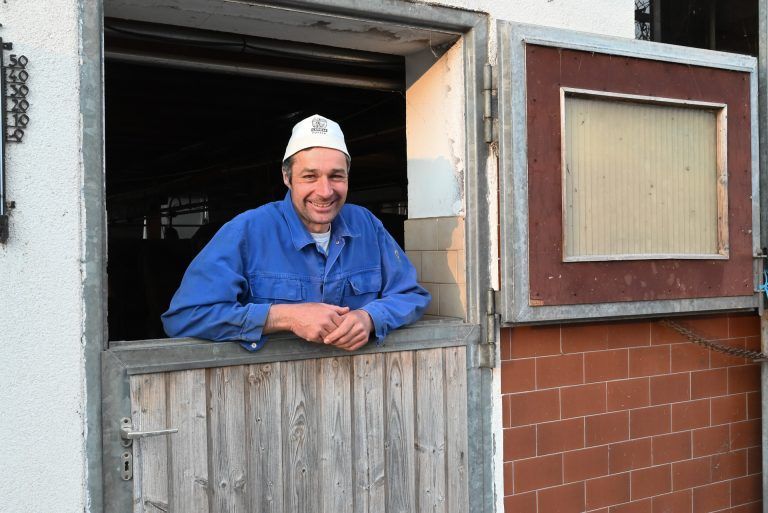 Milchverkauf wie damals. Bei Stefan Fitz auf dem Wiißtännilehof kann jeden Tag am Abend frische Milch gekauft werden.