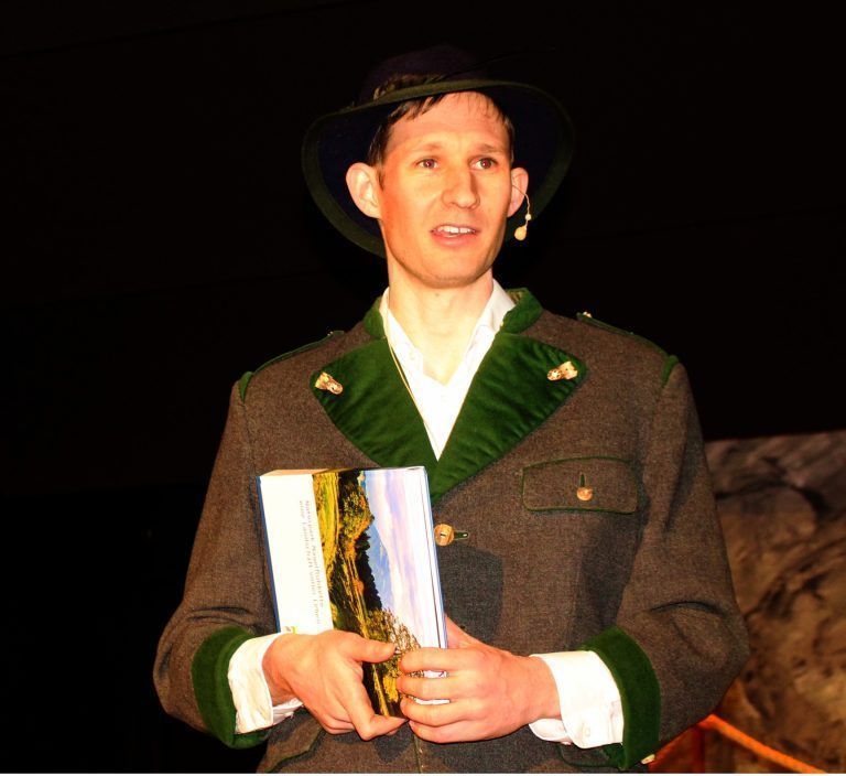 Fasnatspaß im Thaler Jubiläums-Zirkus: Jodelprofessor Tobias Holla rei Tulliö wird wohl im nächsten Jahr noch einmal kommen müssen – bei der heurigen Prüfung zum Jodeldiplom sind alle durchgefallen.