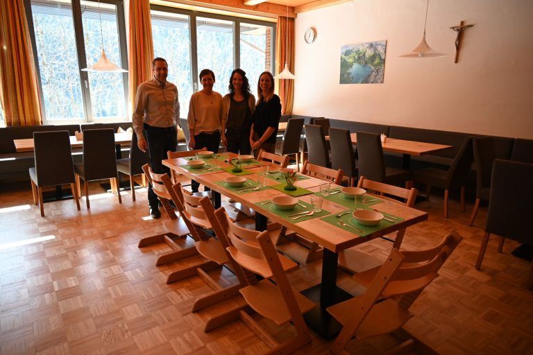 Altes Schulgebäude wird zum Kinderhaus: Die Küche und der Speiseraum des Jugendheimes wird von den Kindern genutzt.