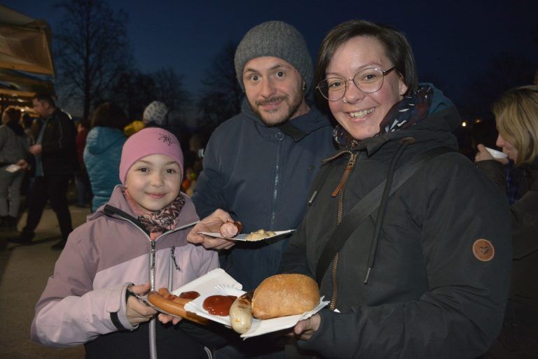 Funken war Gemeinschaftsprojekt: Leonie, Rene und Katharina genossen die Grillerei