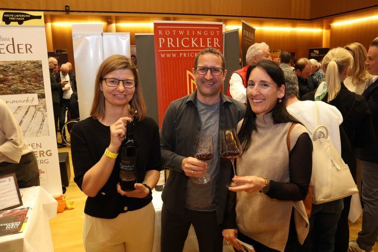 Prämierte Weine zweier Regionen: Winzerin Claudia Kitzwögerer, Thomas und Sandra Hämmerle.