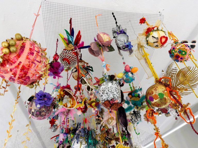 Beeindruckende Ausstellung: Die farbenfrohe Deckeninstallation.