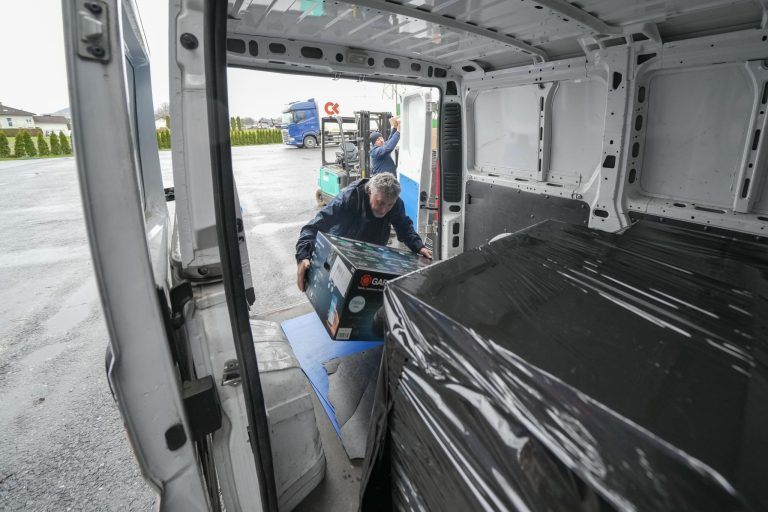 Zoll kämpft mit digitaler Zettelwirtschaft: Unterwegs mit Fahrer Andreas Tagajewa