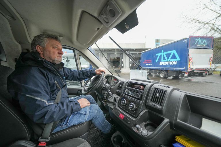 Zoll kämpft mit digitaler Zettelwirtschaft: Unterwegs mit Fahrer Andreas Tagajewa