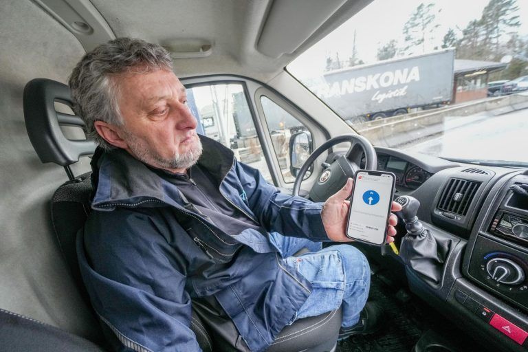 Zoll kämpft mit digitaler Zettelwirtschaft: Unterwegs mit Fahrer Andreas Tagajewa