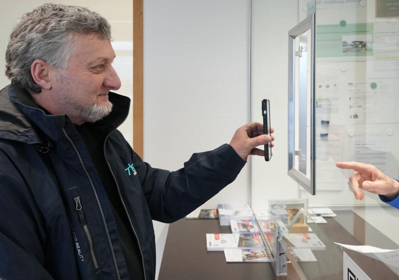 Zoll kämpft mit digitaler Zettelwirtschaft: Unterwegs mit Fahrer Andreas Tagajewa