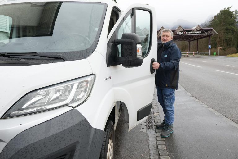 Zoll kämpft mit digitaler Zettelwirtschaft: Unterwegs mit Fahrer Andreas Tagajewa