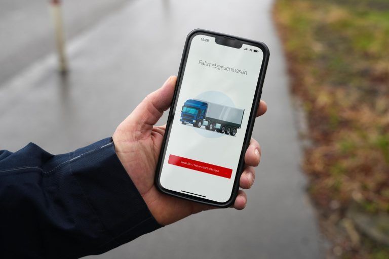 Zoll kämpft mit digitaler Zettelwirtschaft: Unterwegs mit Fahrer Andreas Tagajewa