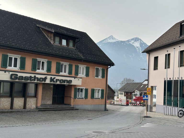 Nüziders - Zentrum mit Gemeindamt + Gasthaus Krone, Baustelle im Zentrum, Sportmittelschule