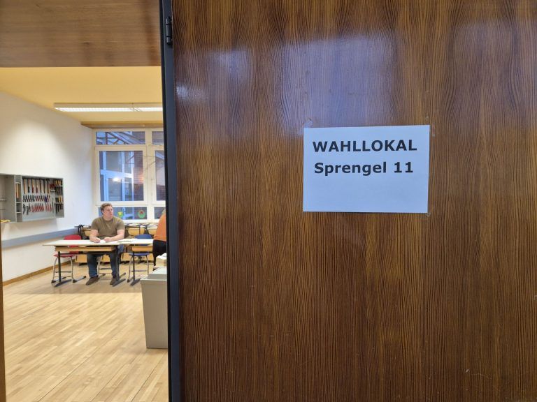 Elmar Buda, Wahlhelfer in der VS Obdorf