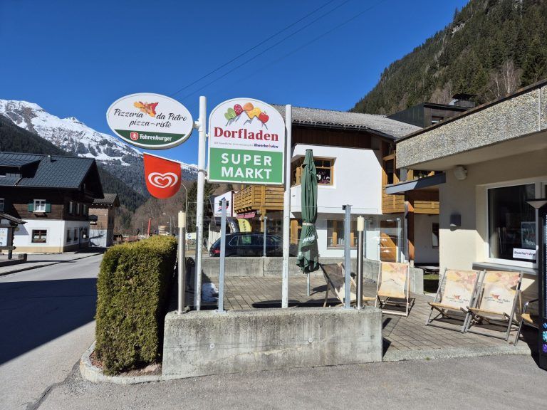 Dorfladen Partenen mit Betreiber Peter Böhi