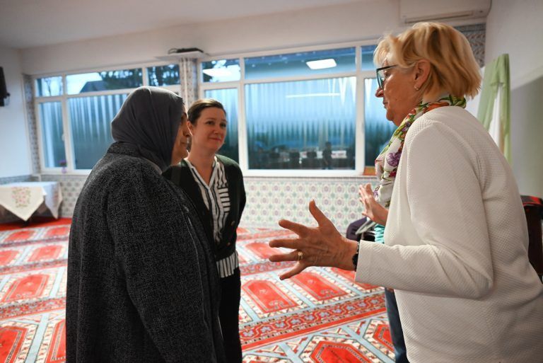 Gemeinsames Fastenbrechen in der Atib-Moschee: Nihal (links) zeigte den Gästen den großen Gebetsraum in der Moschee.