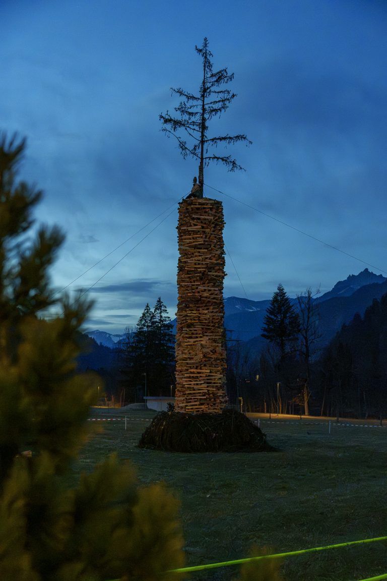 Actionreiches Funkenwochenende in Vandans mit Laura Bilgeri: 14 Meter hoch ohne Funkentanne, 16 Kubikmeter Holz traditionell ohne Nagel geschlichtetet.