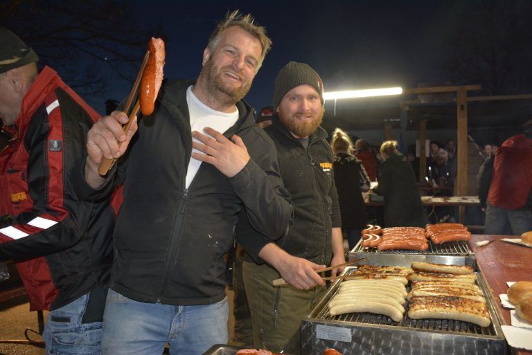 Funken war Gemeinschaftsprojekt: 1 Tabaluga,Michi und Lisi von der Bar; Daniel & Mathias, Musiker mit Durchblick, Mia beim Fackellauf, Spaß beim Kinderfunken, OV Johannes Schelling, imposantes Feuerwerk, Prinzenpaar, Prinz Nico zündet an, Klaus & Hans freuen sich über den Erfolg (Bildergalerie)