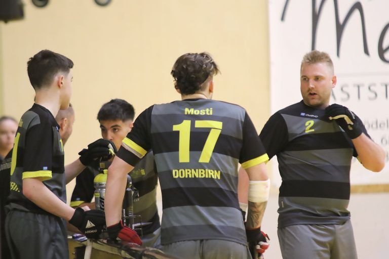 RHC Dornbirn beendet Negativserie : Erleichterung nach dem Spiel bei Dornbirns Rollhockey-Cracks.