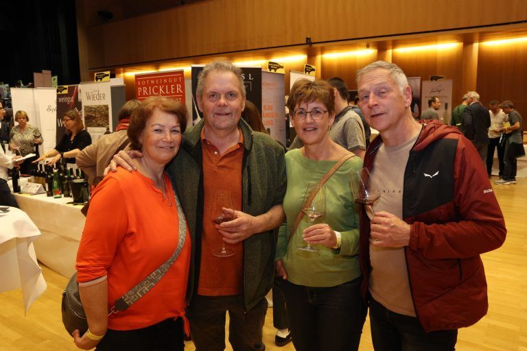 Prämierte Weine zweier Regionen: Sonja Knobel, Jürgen Loacker, Luise und Markus Zimmermann.