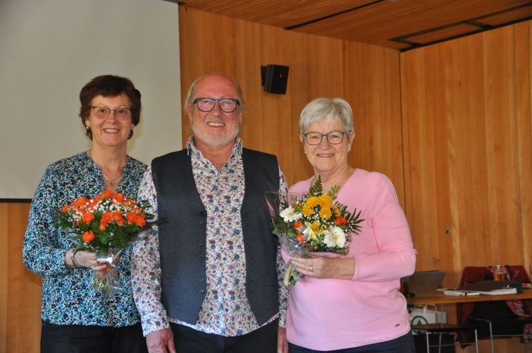 16. Jahreshauptversammlung der Ortsgruppe Ludesch Vorarlberg 50 plus : Obmann Hartwig Töpfer bedankte sich bei Brigitte Rusch-Fritsche und Christine Ammann für ihren Einsatz für die Ludescher Senioren.