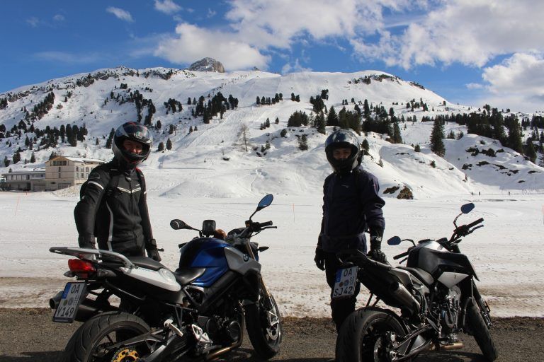 Noch dauert die Skisaison gut drei Wochen – für diese beiden Biker aus Kempten hat am vergangenen Wochenende mit der ersten Ausfahrt der Sommer schon begonnen, auch wenn der Stopp für ein Fotoshooting noch im tiefen Winter am Hochtannberg eingelegt wurde. STP