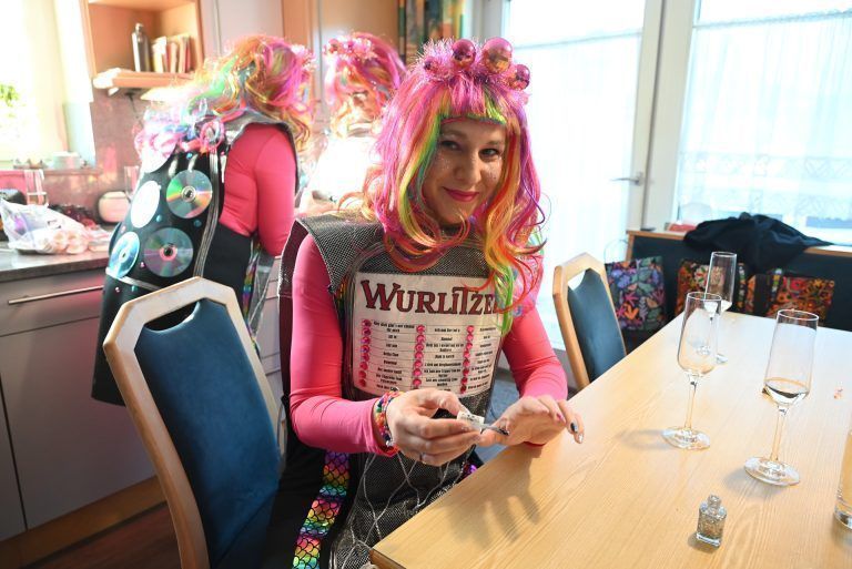 Faschingsfreude aus Lustenau : Gleich in der Früh treffen sich die Schnittbabla bei Anita Holzer. Dort machen sie sich bereit für ihre Rosenmontagstour.
