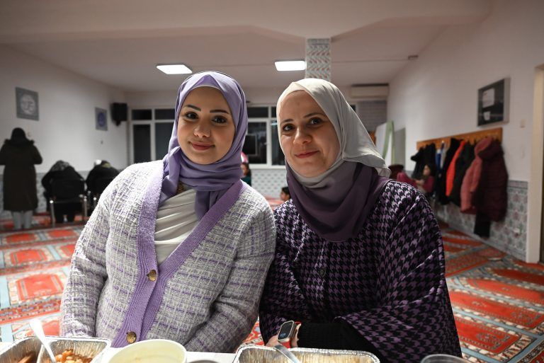 Gemeinsames Fastenbrechen in der Atib-Moschee: Die syrischen Frauen Rita und Safaa sind zum Iftar in die Moschee gekommen.