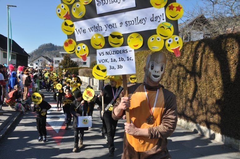 Volkschule Nüziders mit Smileys