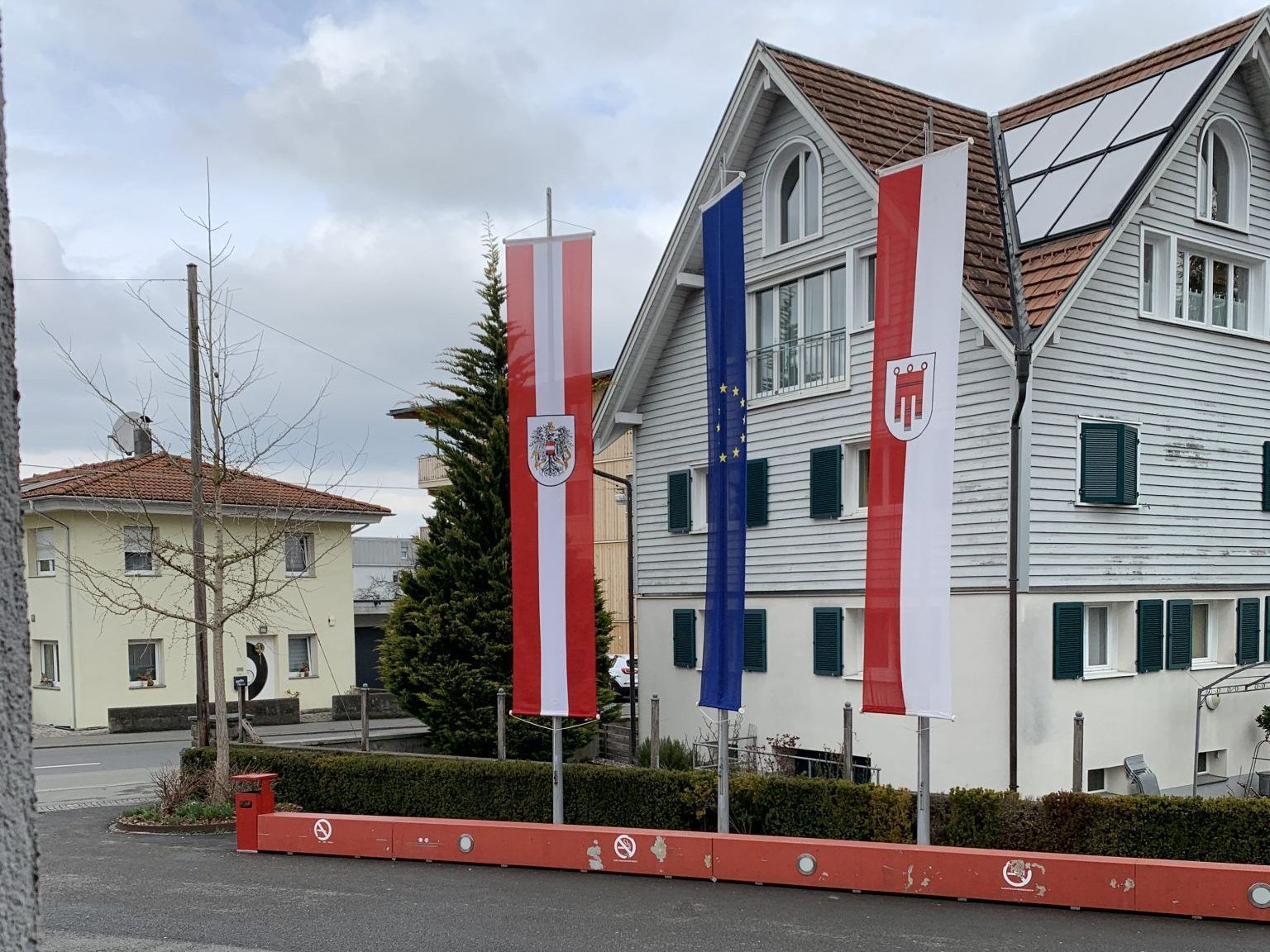 EU-Kommissar Brunner diskutierte mit Schülern: Für den besonderen Besuch wurde an der Schule extra die Europafahne gehisst.