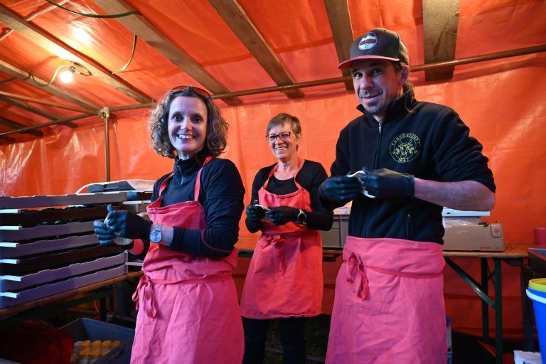 Ein Funken aus 420 Buscheln: Mitglieder der Funkenzunft sorgten für schmackhafte Funkaküachle.