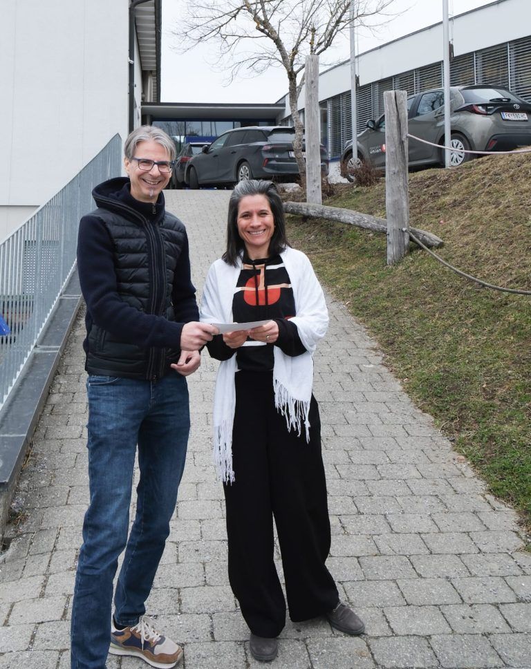 VS Viktorsberg siegt bei Ninja Challenge: Christoph Neyer, Conny Berchtold, Nike Jordan, Daniel Dobler, Alexander Kappaurer in Viktorsberg. Alexander Kappaurer von der Marke Vorarlberg mit Astrid Gerig. (Bildergalerie)