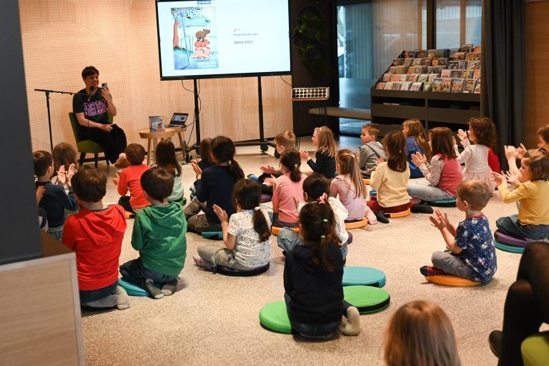 Kinder tauchen in Welt der Wasserschweine ein: Am Ende der Veranstaltung applaudierten die jungen Leseratten.