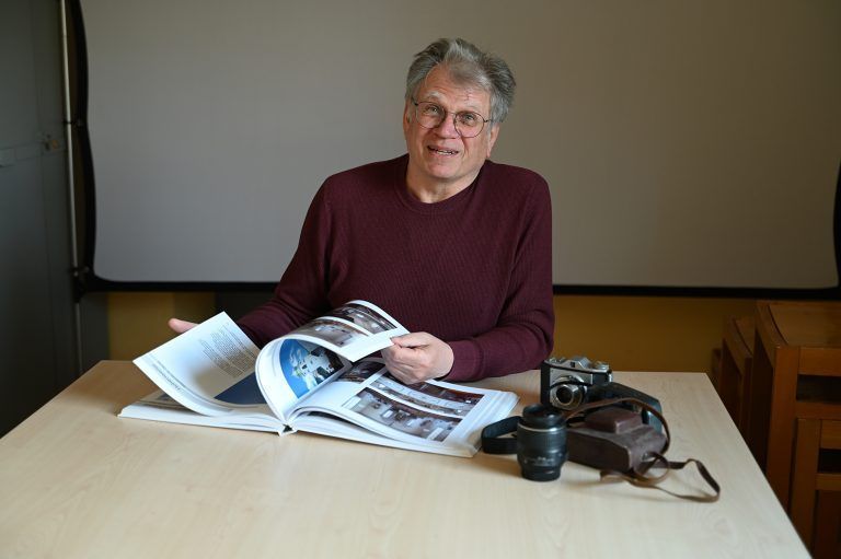 Reinhard Büchele im Clubheim des Fotoclubs Creativ Höchst (FCCH).