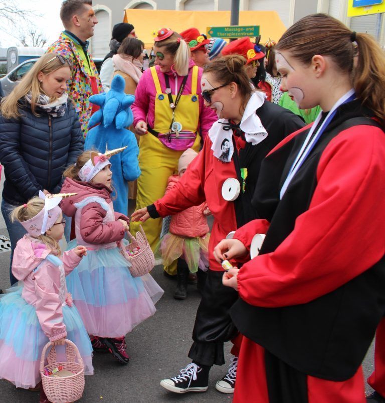 Riesenfest der Schollesteachar und Läbbe: Zentnerweise Zuckerle hatten die aktiven Mäschgerle für die kleinen Zuschauer mitgebracht.